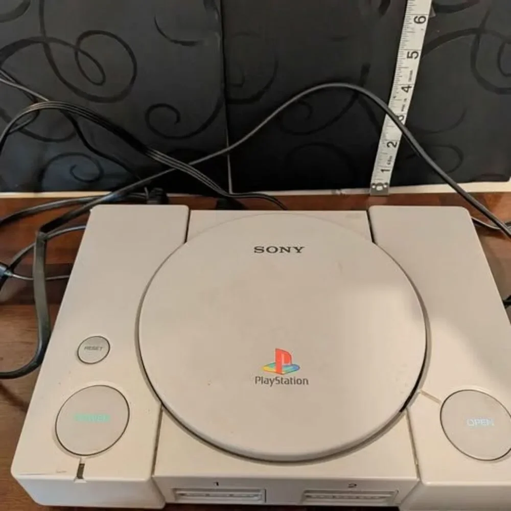 Playstation 1 console with HDMI adapter. No controllers comes with one gam